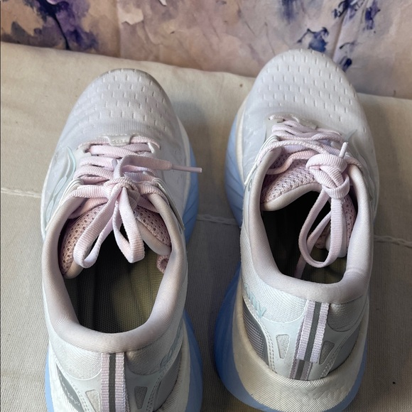 Saucony Triumph 22 Women's White and Ice Melt Athletic Shoes - Picture 7 of 10